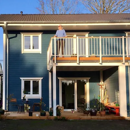Gemuetliche Mit Sonnenterrasse Im Blauen Holzhaus Apartment