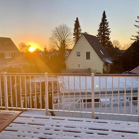 Gemuetliche Mit Sonnenterrasse Im Blauen Holzhaus